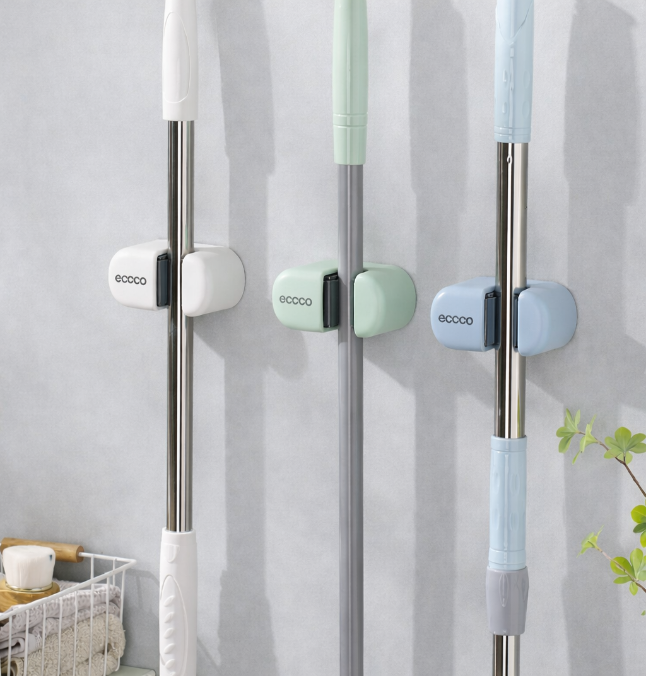 Simple mop holder
